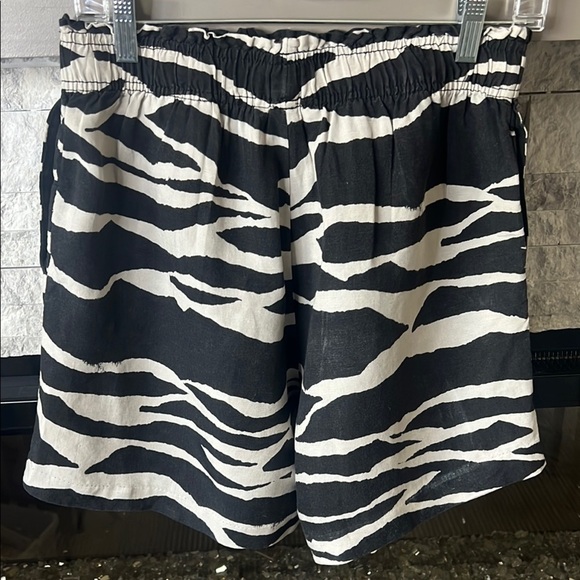 H & M Black and White linen blend shorts size Medium - Picture 7 of 8